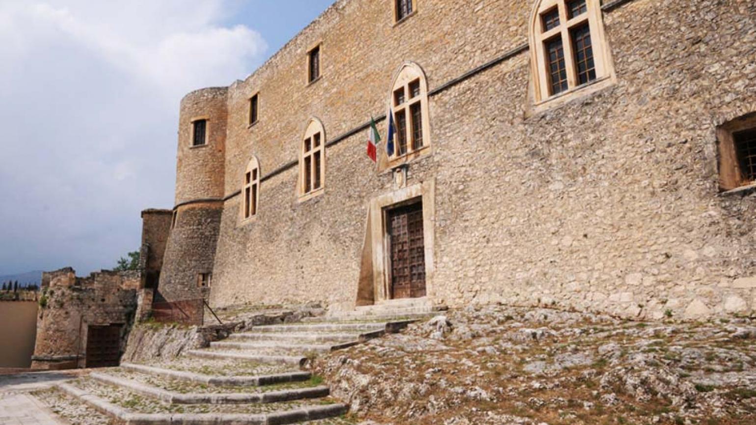 Capestrano (Aq), il Castello Piccolomini, ingresso