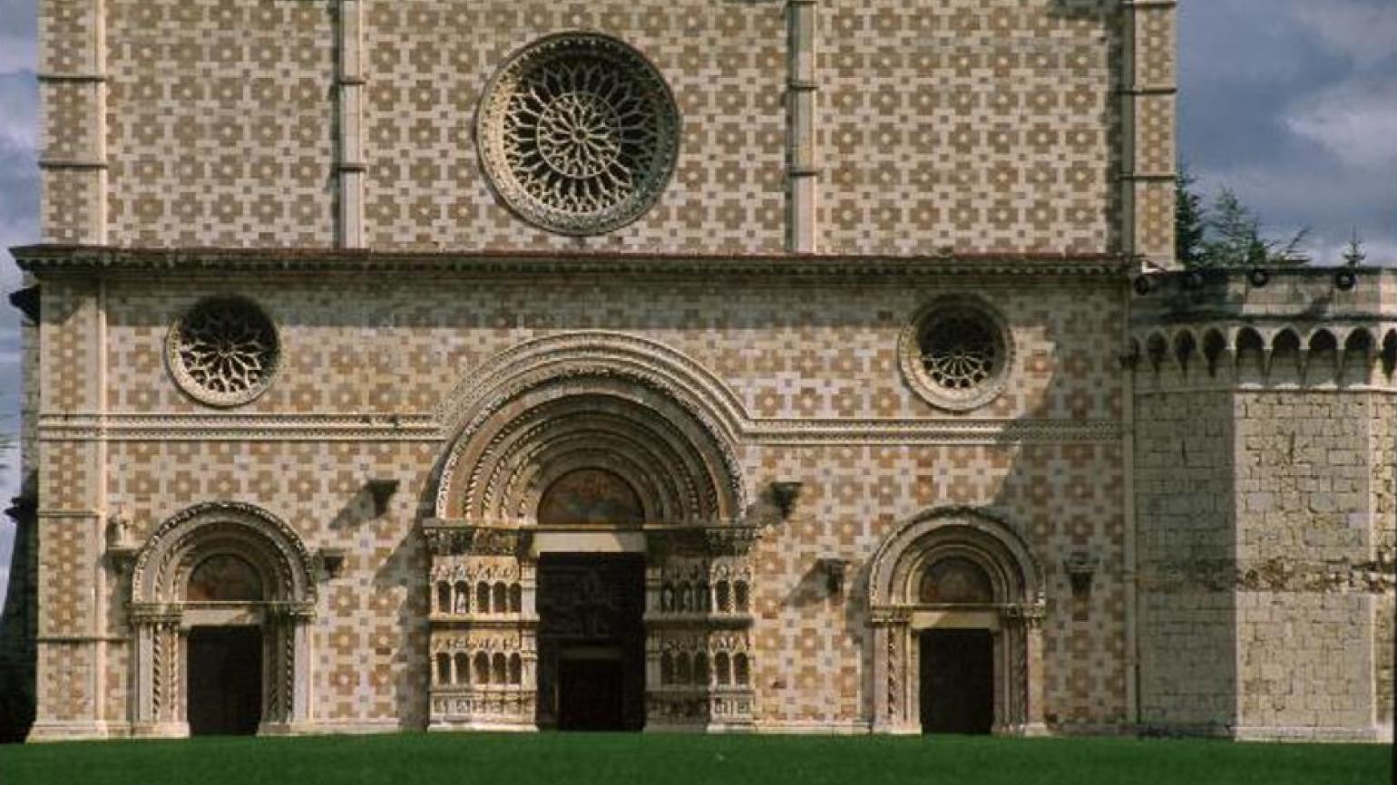 L’Aquila, Basilica di Santa Maria di Collemaggio, la facciata