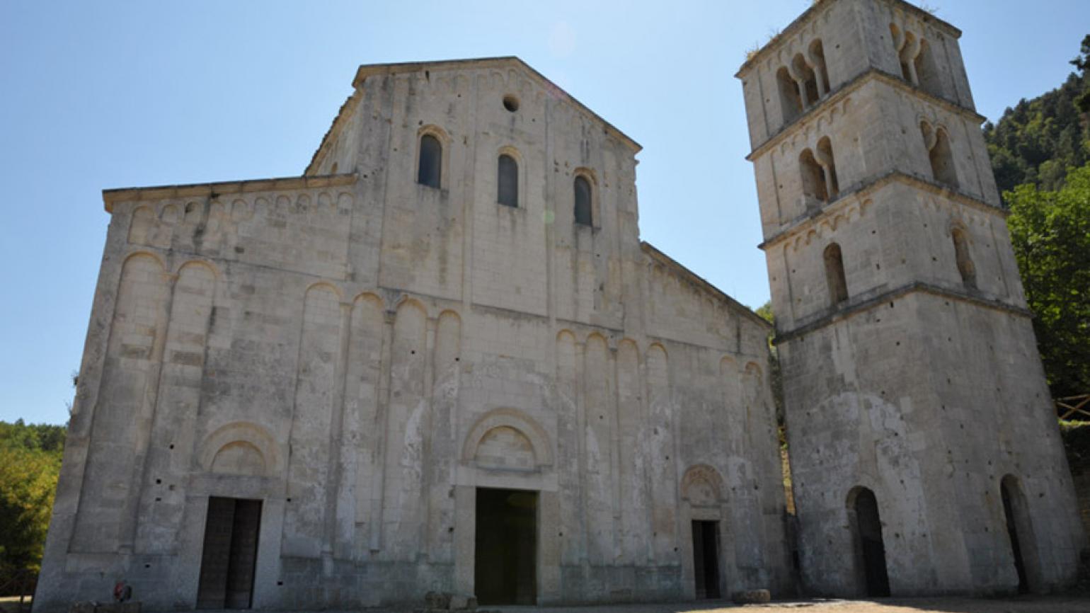 Serramonacesca (Pe), Abbazia benedettina di San Liberatore a Maiella, facciata e torre campanaria