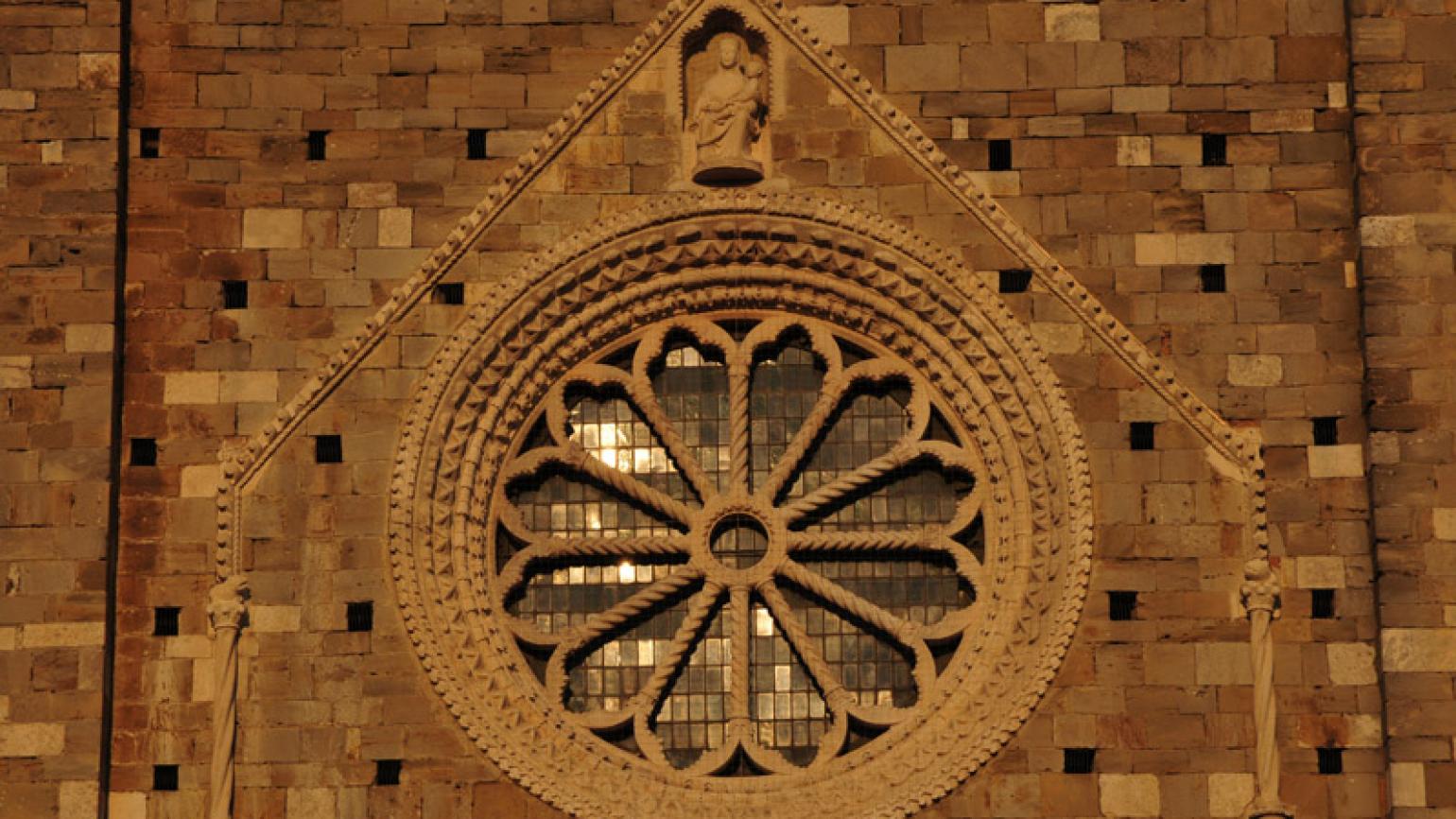 Atri (Te), facciata della Cattedrale di Santa Maria Assunta, rosone