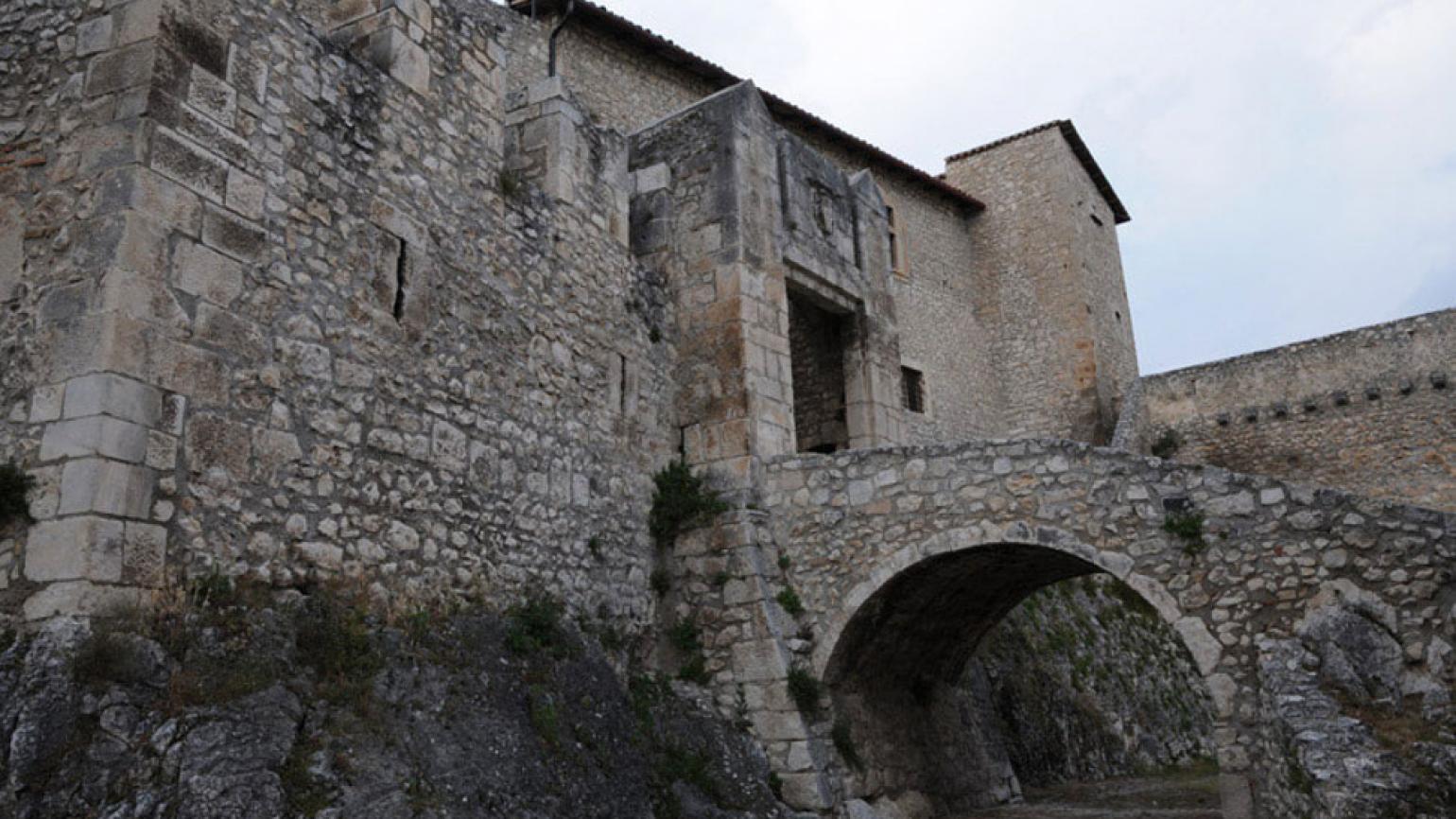 Capestrano (Aq), il Castello Piccolomini, veduta dell’ingresso al cortile