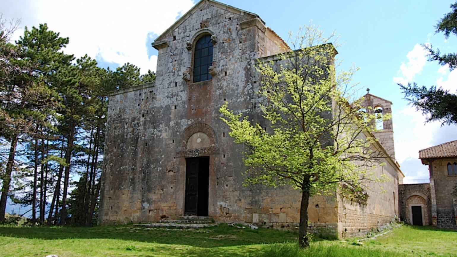 Bominaco (Aq), frazione di Caporciano, Chiesa di Santa Maria Assunta, facciata
