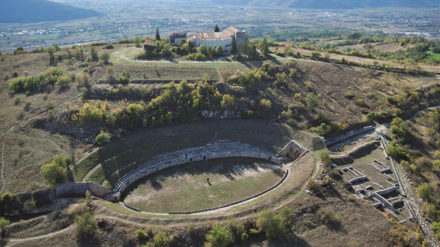 Massa d'Albe (Aq), sito archeologico di Alba Fucens, panorama 