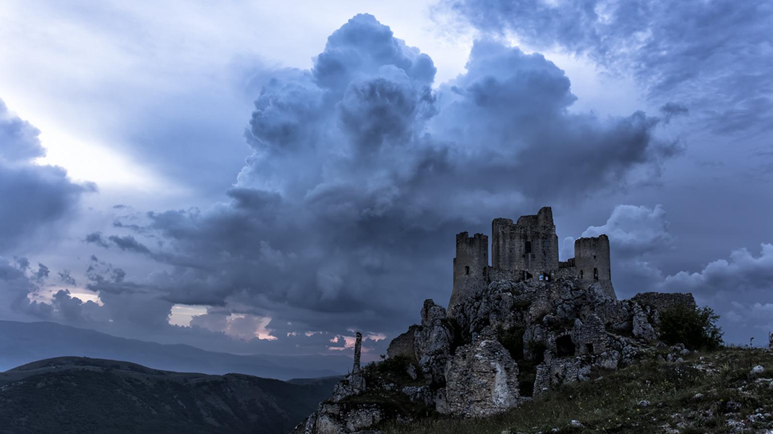 Calascio (Aq), tempesta in arrivo alla Rocca di Calascio, foto di Marcello Lombardi