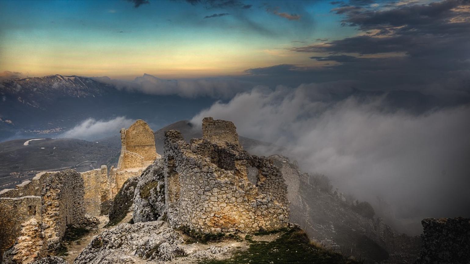 Calascio (Aq), la Rocca nella nebbia, foto di Andrea Terzini ccby nc nd 2.0