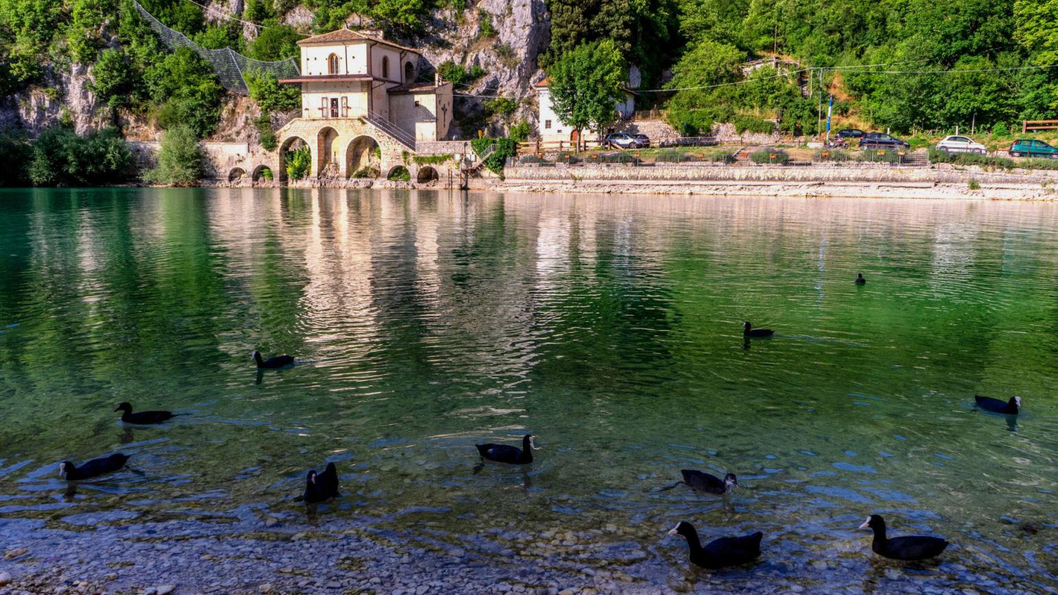 Il Lago di Scanno, la chiesa di Santa Maria del Lago, foto di Ivano d'Ortenzio