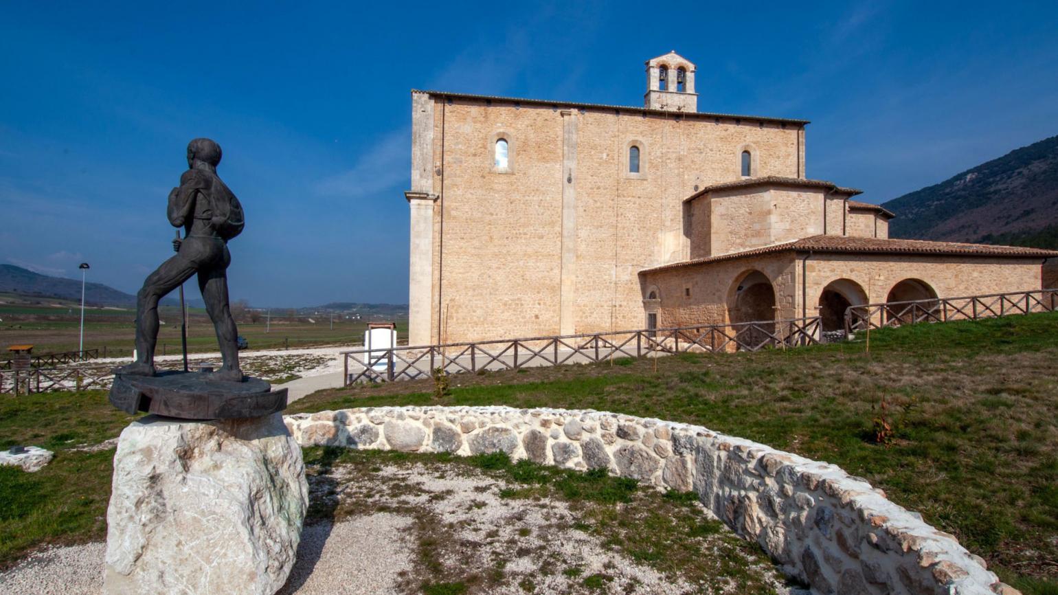 Caporciano (AQ), Santa Maria de' Centurelli, vista laterale - foto di Ivano D'Ortenzio