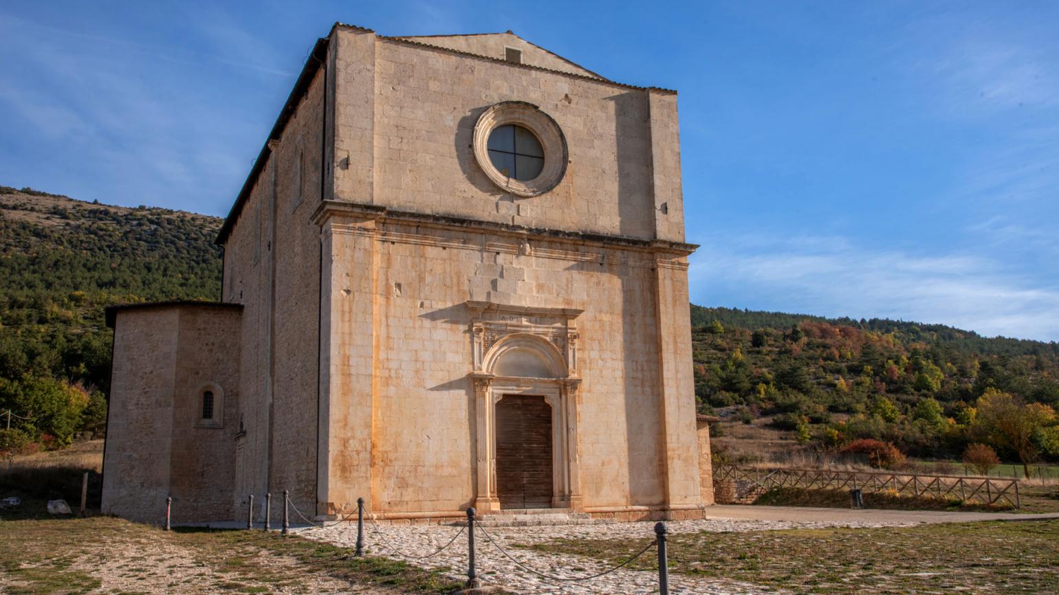 Caporciano (AQ), Santa Maria de' Centurelli, facciata - foto di Ivano D'Ortenzio
