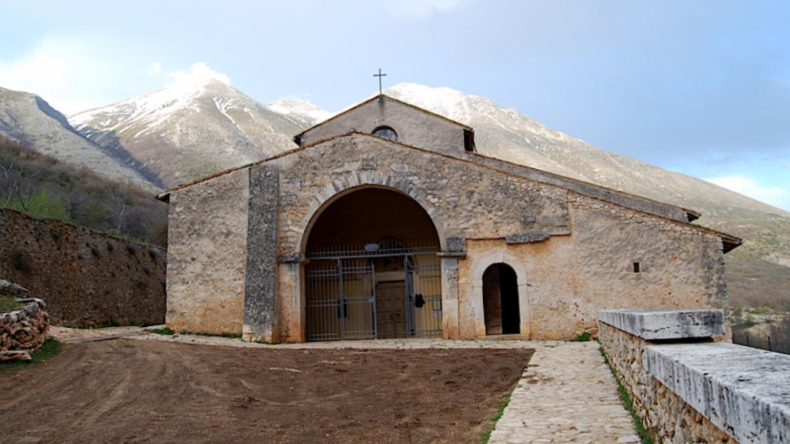 Magliano dei Marsi (Aq), Rosciolo, Chiesa di Santa Maria in Val Porclaneta, facciata
