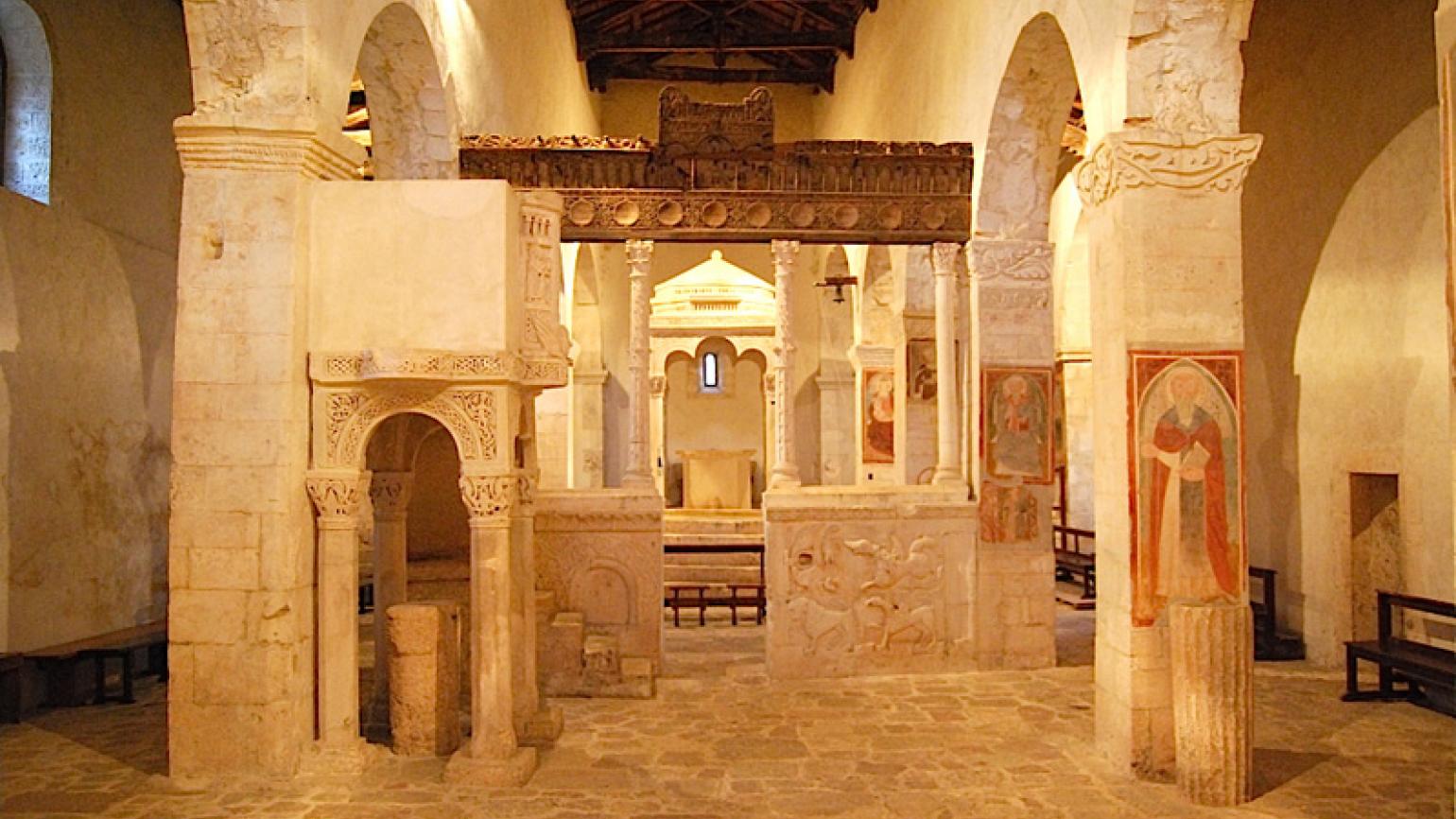 Magliano dei Marsi (Aq), Rosciolo, Chiesa di Santa Maria in Val Porclaneta, interno