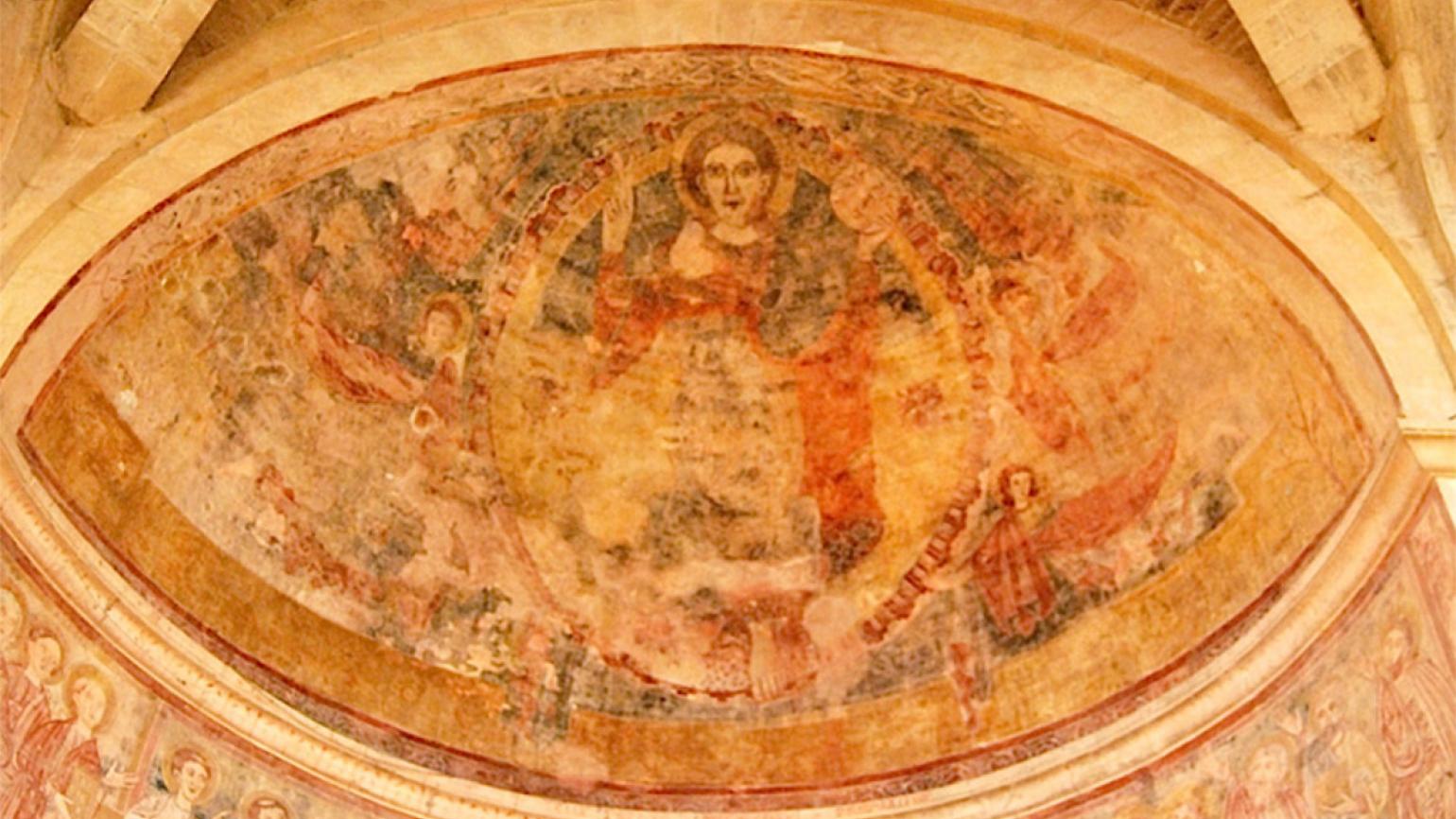 Castel Castagna (Te), Chiesa di Santa Maria di Ronzano, interno - Affreschi del catino absidale: Cristo Pantocrator e Angeli 