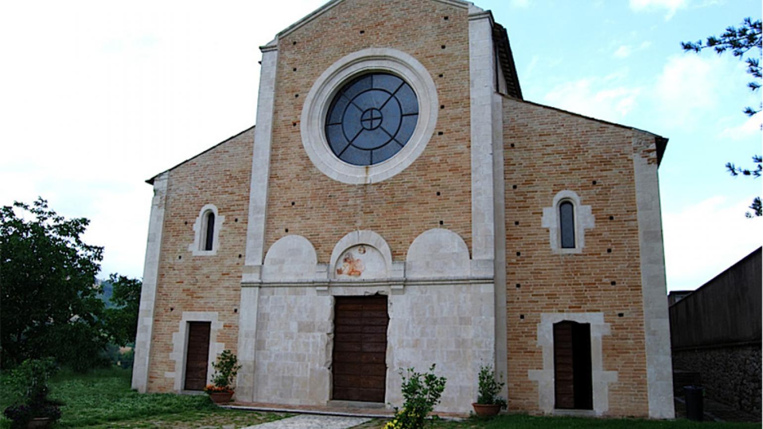 Castel Castagna (Te), Chiesa di Santa Maria di Ronzano, facciata