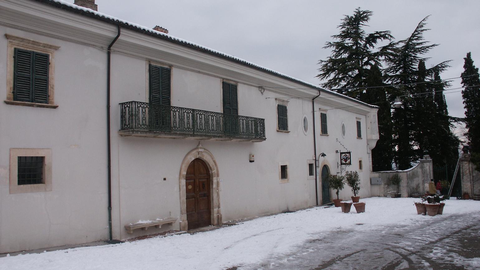Prata d’Ansidonia (Aq), San Nicandro, Il Palazzo Cappa, ingresso