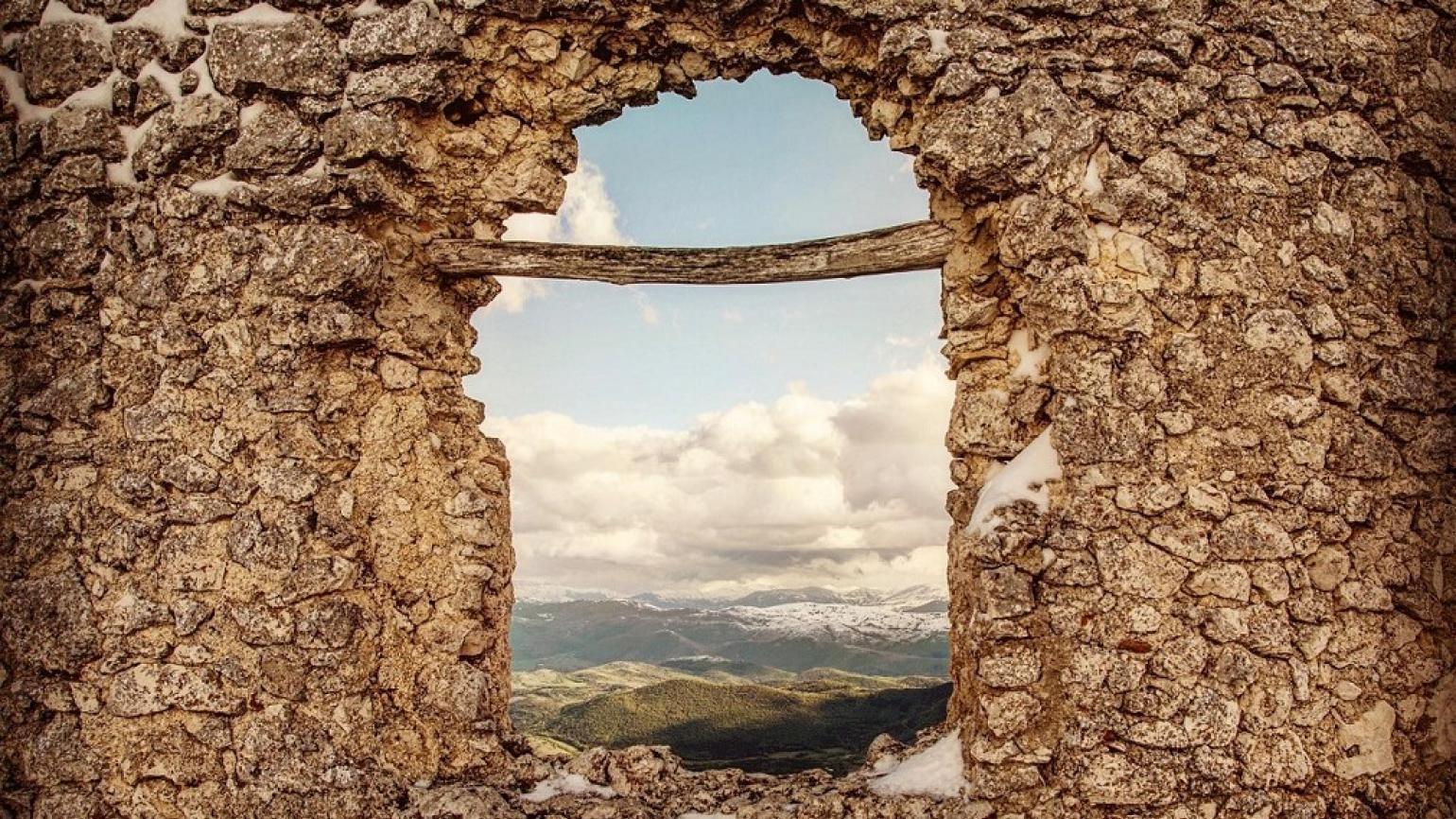 Calascio (Aq), panorama da una finestra della Rocca, foto di Luca Di Giovanni