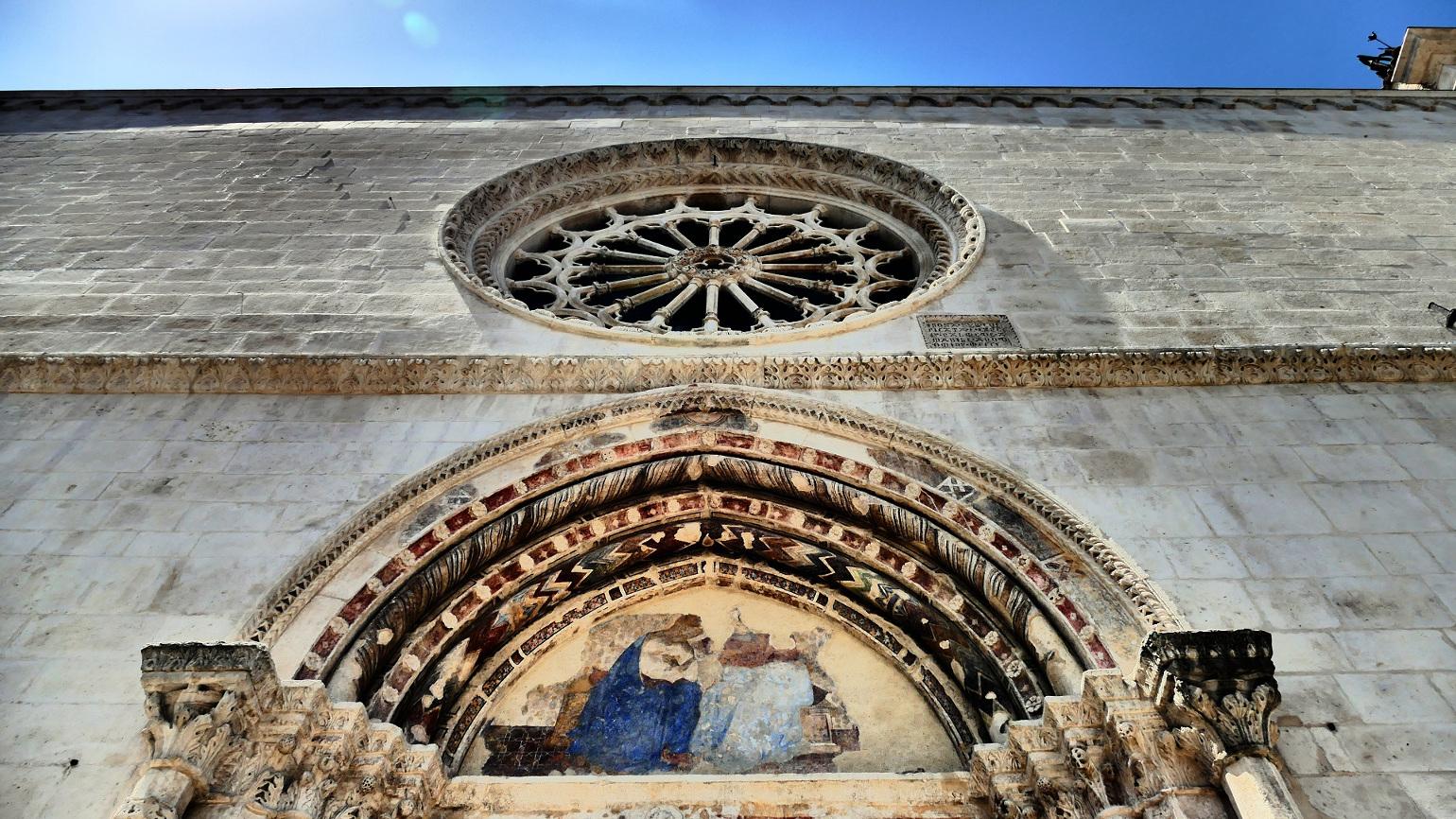 Sulmona (Aq),  facciata della Chiesa di Santa Maria della Tomba, foto Parco Nazionale della Majella - autore: Nicola Scalzitti