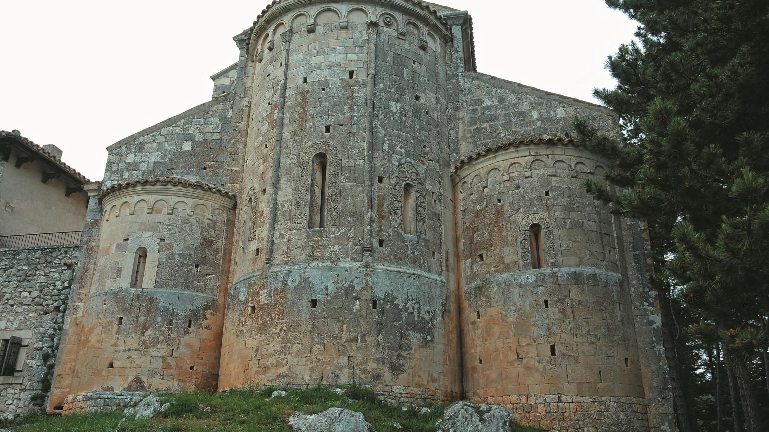 Bominaco (Aq), frazione di Caporciano, Chiesa di Santa Maria Assunta, prospetto posteriore