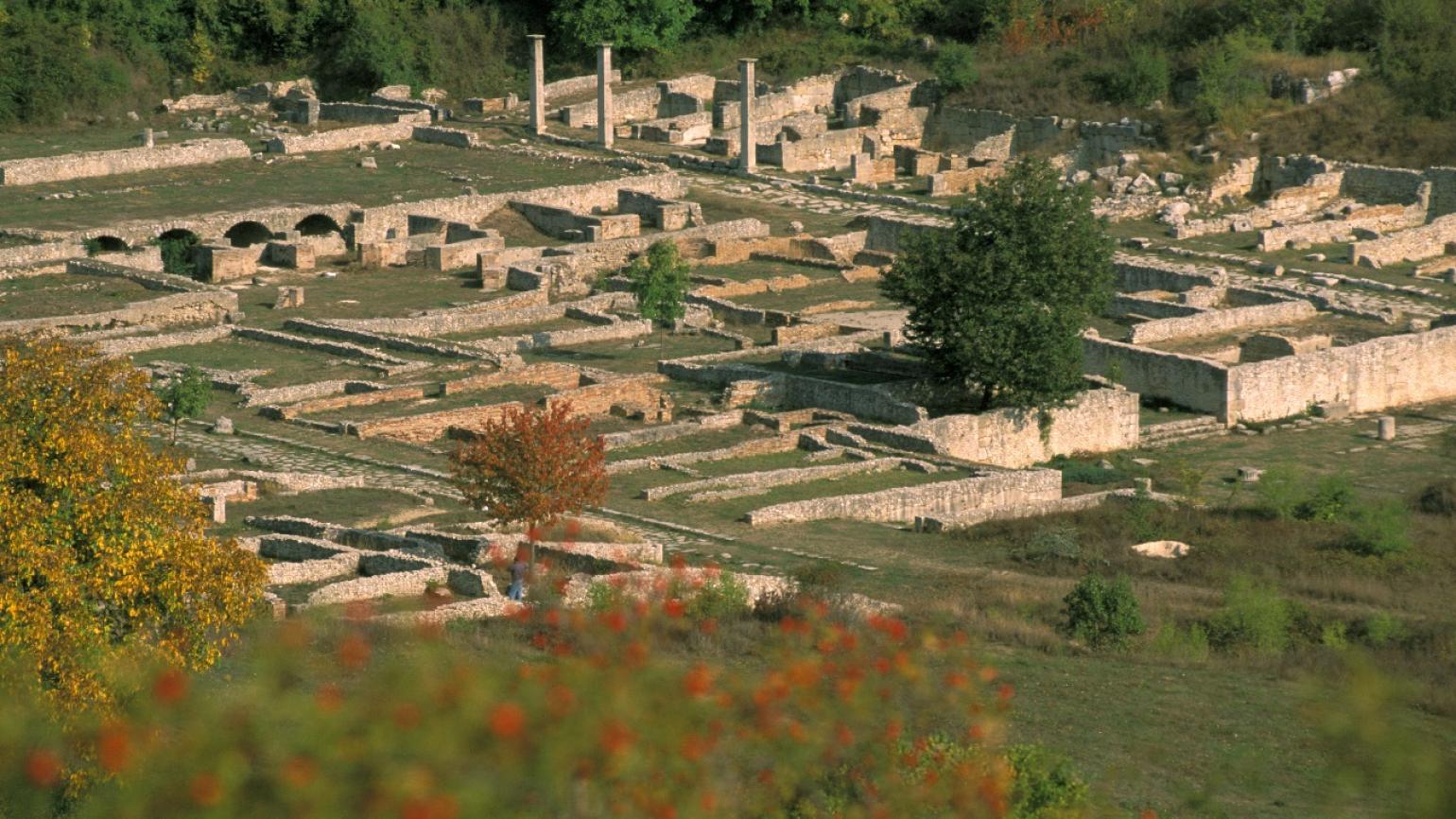 Massa d'Albe (Aq), sito archeologico di Alba Fucens, foto Archivio Parco Naturale Regionale Sirente Velino