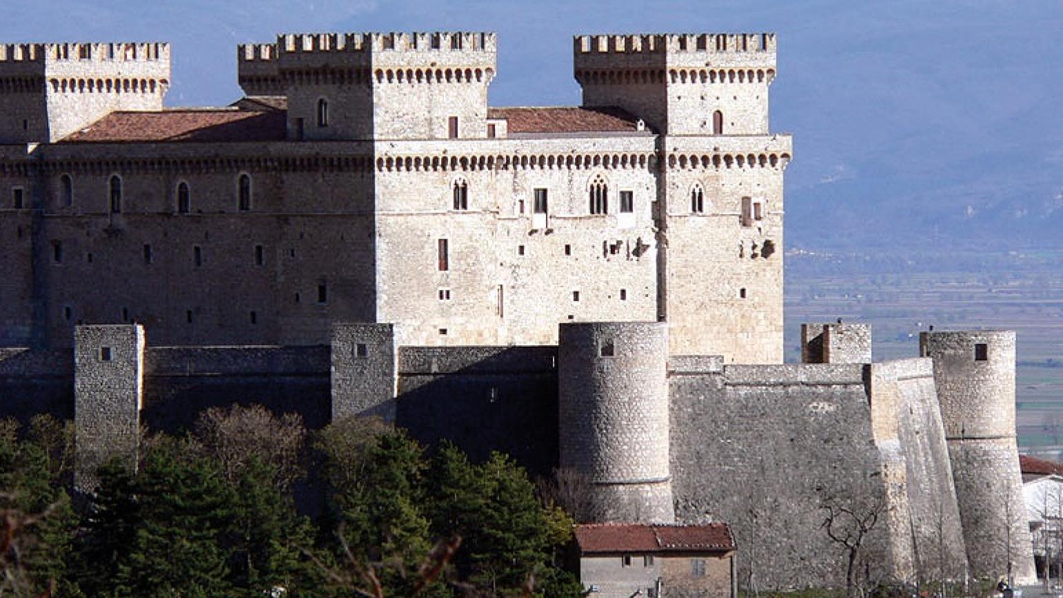  Celano (Aq), il Castello, panorama (foto Archivio Regione Abruzzo )