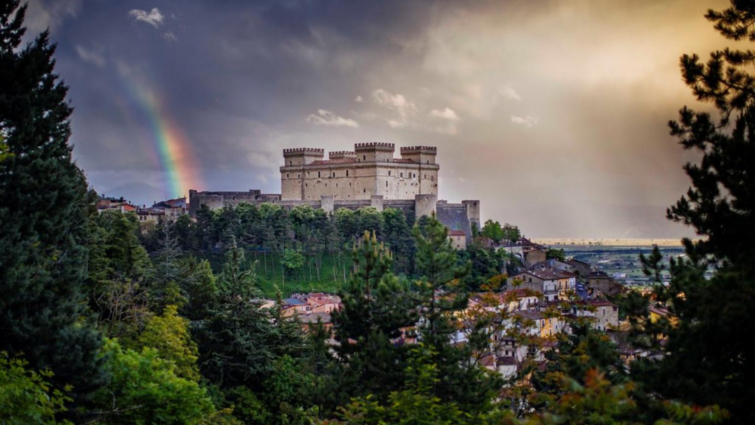 Celano (Aq), il Castello con l’arcobaleno, (foto archivio Regione Abruzzo, autore Nino Marcanio)