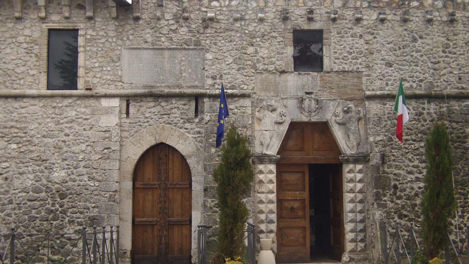 Avezzano (Aq), il Castello Orsini Colonna, gli accessi principali al castello