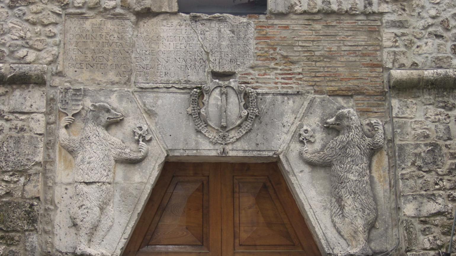 Avezzano (Aq), il Castello Orsini Colonna, particolare dell'architrave