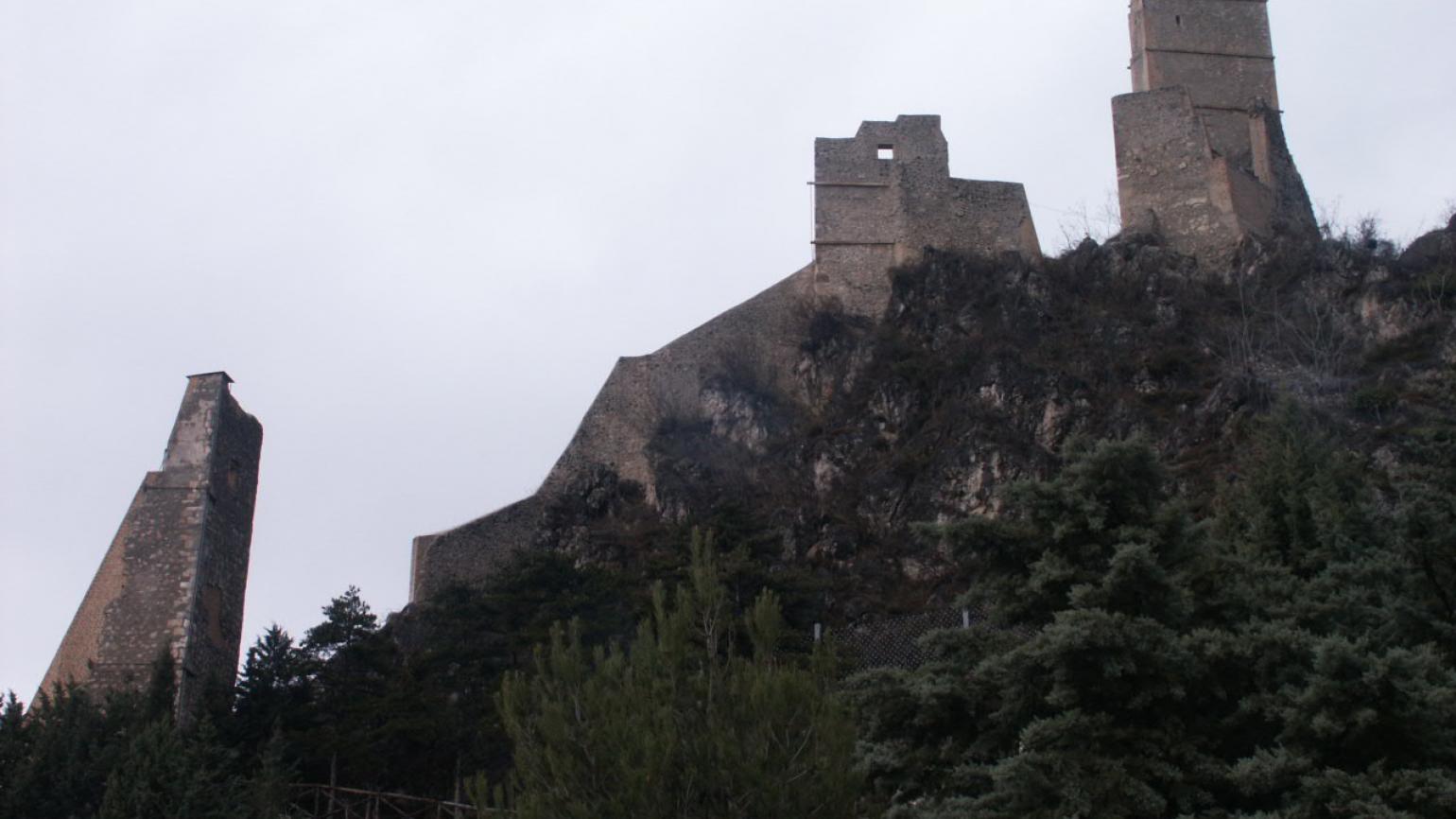 Roccacasale (Aq), castello recinto, fianco sud est