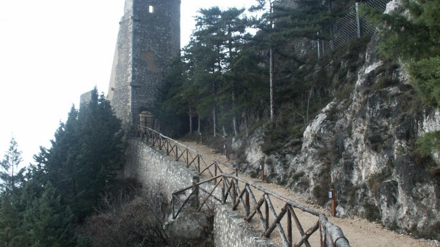 Roccacasale (Aq), ingresso del castello