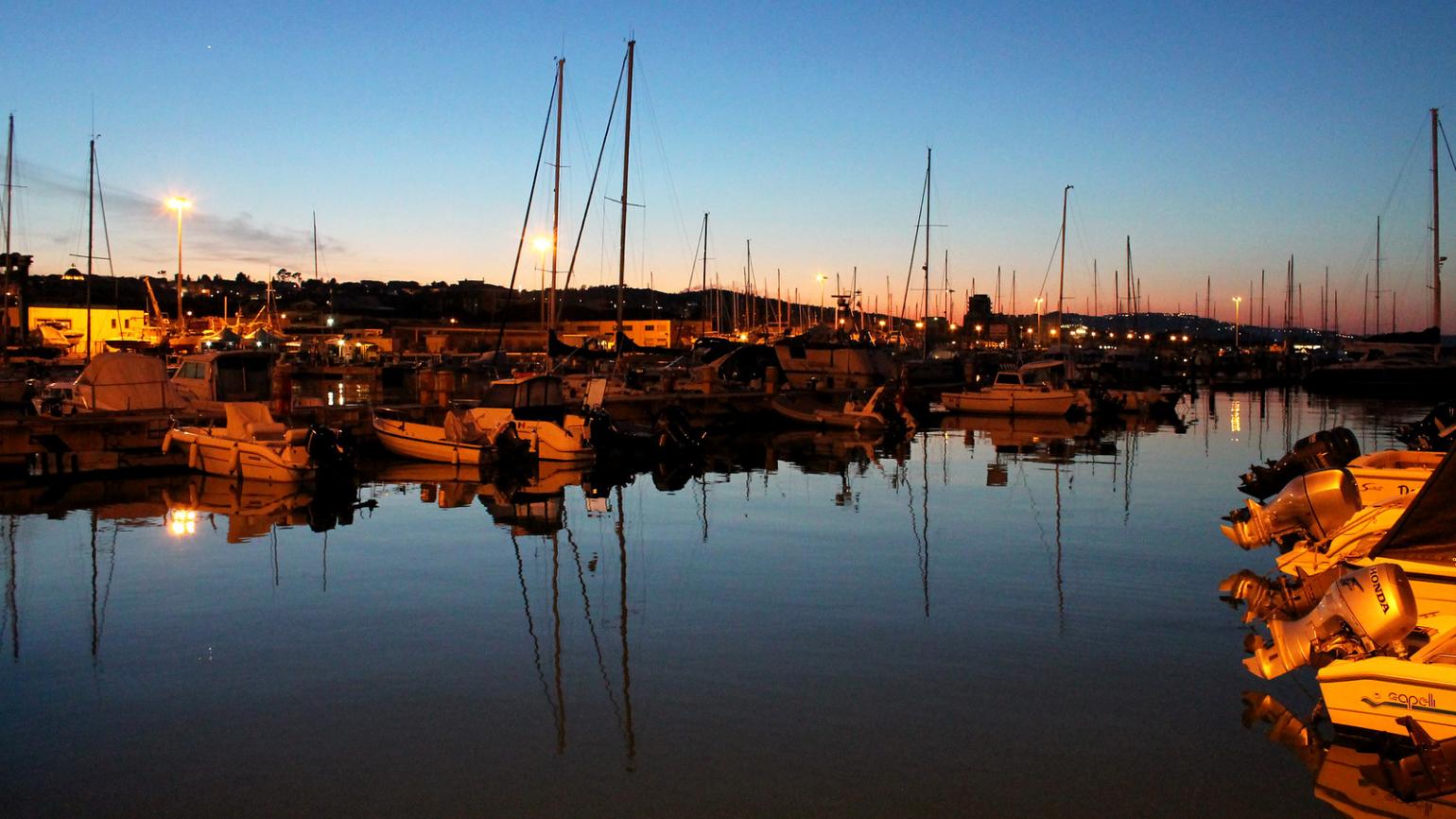 Giulianova lido, (Te), il porto al tramonto, foto di Antonio Castagna  CC BY 2.0