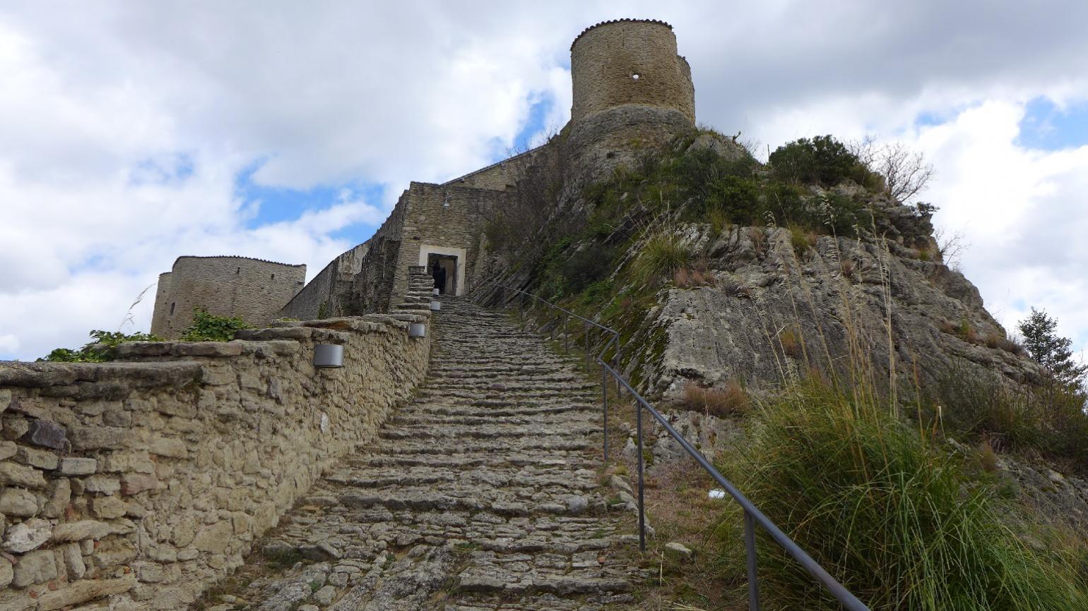 Roccascalegna (Ch), il Castello, la salita verso a torre-foto di Diana Melfi
