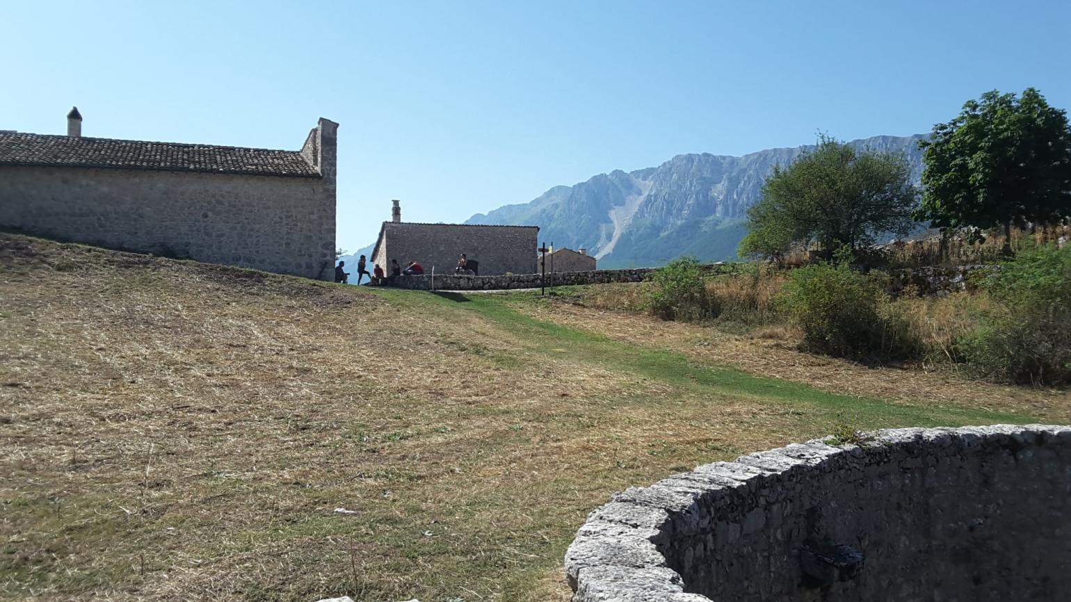 Tione degli Abruzzi (Aq), le Pagliare, vista laterale della Chiesa, foto di D. Silveri