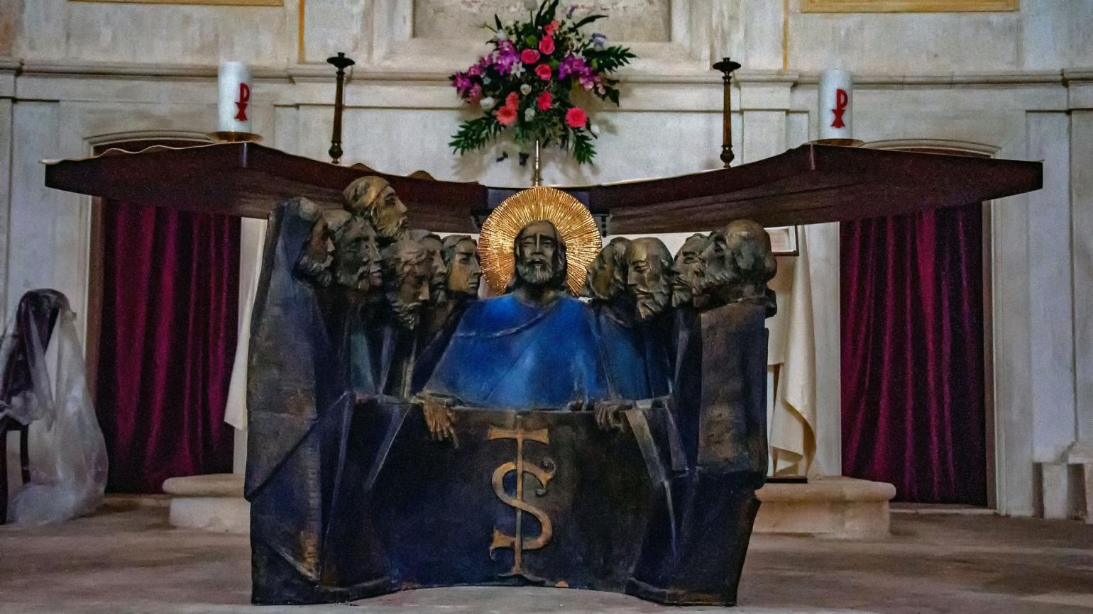 Caporciano (AQ), Santa Maria de' Centurelli, altare - foto di Ivano D'Ortenzio