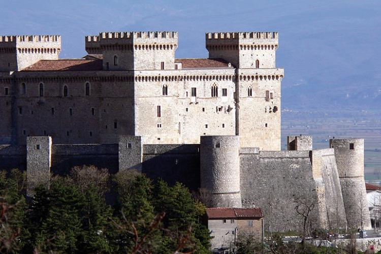Celano (Aq), il Castello, panorama (foto Archivio Regione Abruzzo )