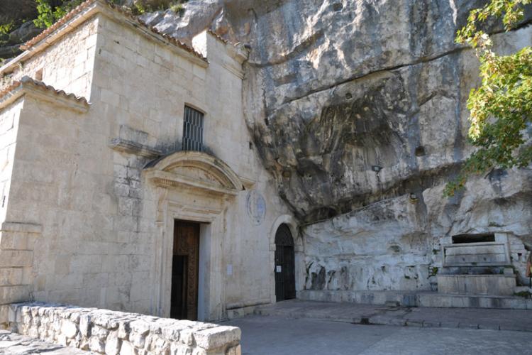 Roccamorice (Pe), Eremo di Santo Spirito a Maiella,  ingresso della Chiesa e fontana in pietra